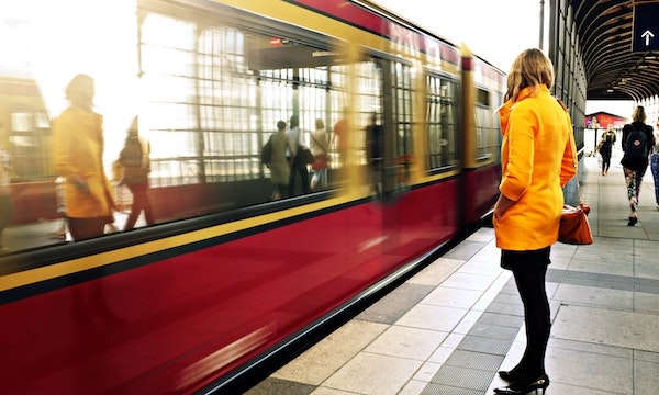 Frau in Zug, Bus oder Bahn ansprechen und mit ihr flirten - sie vor dem Einsteigen ansprechen